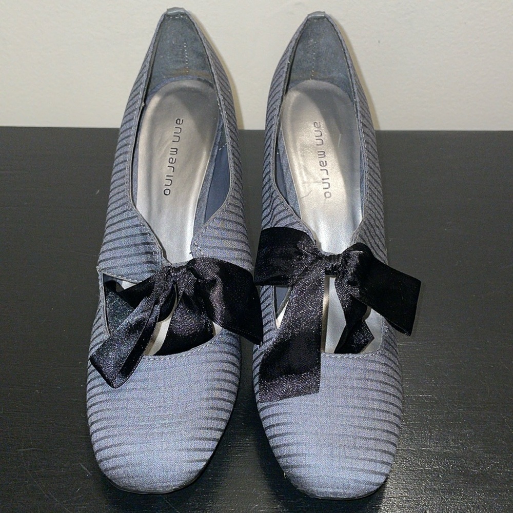 Ann Marino Size 9.5 Pumps. Big bow. Nice fabric color and pattern. Black/Gray